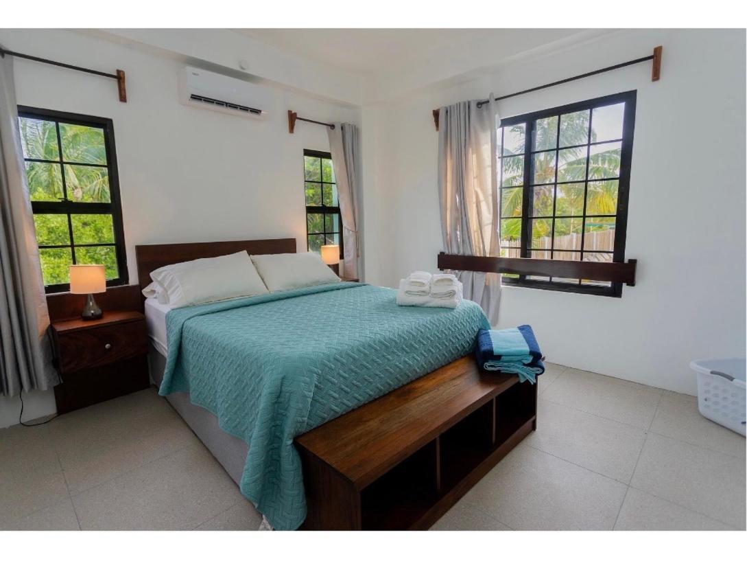 Bay Towers Aparthotel Caye Caulker Bagian luar foto