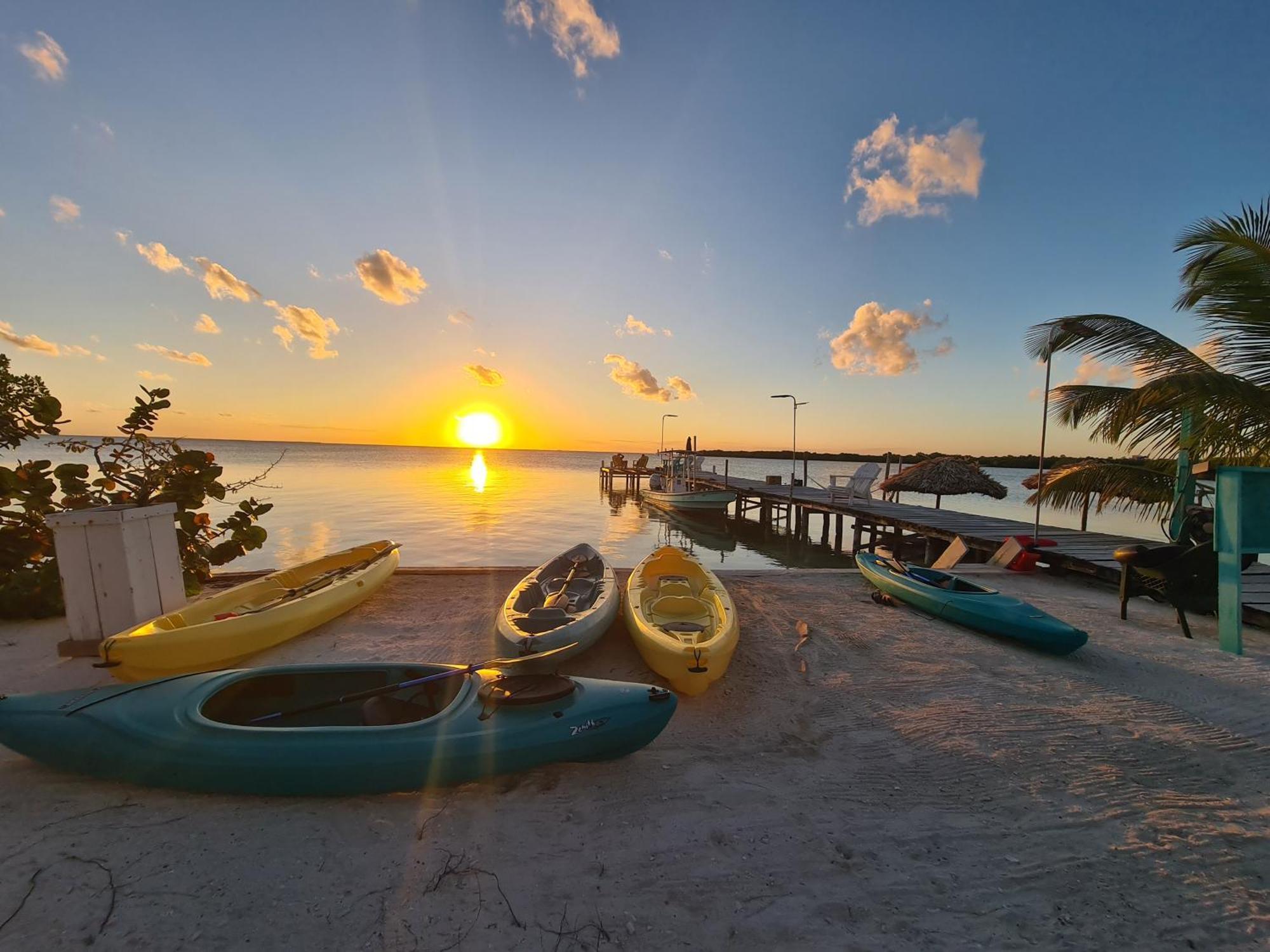 Bay Towers Aparthotel Caye Caulker Bagian luar foto