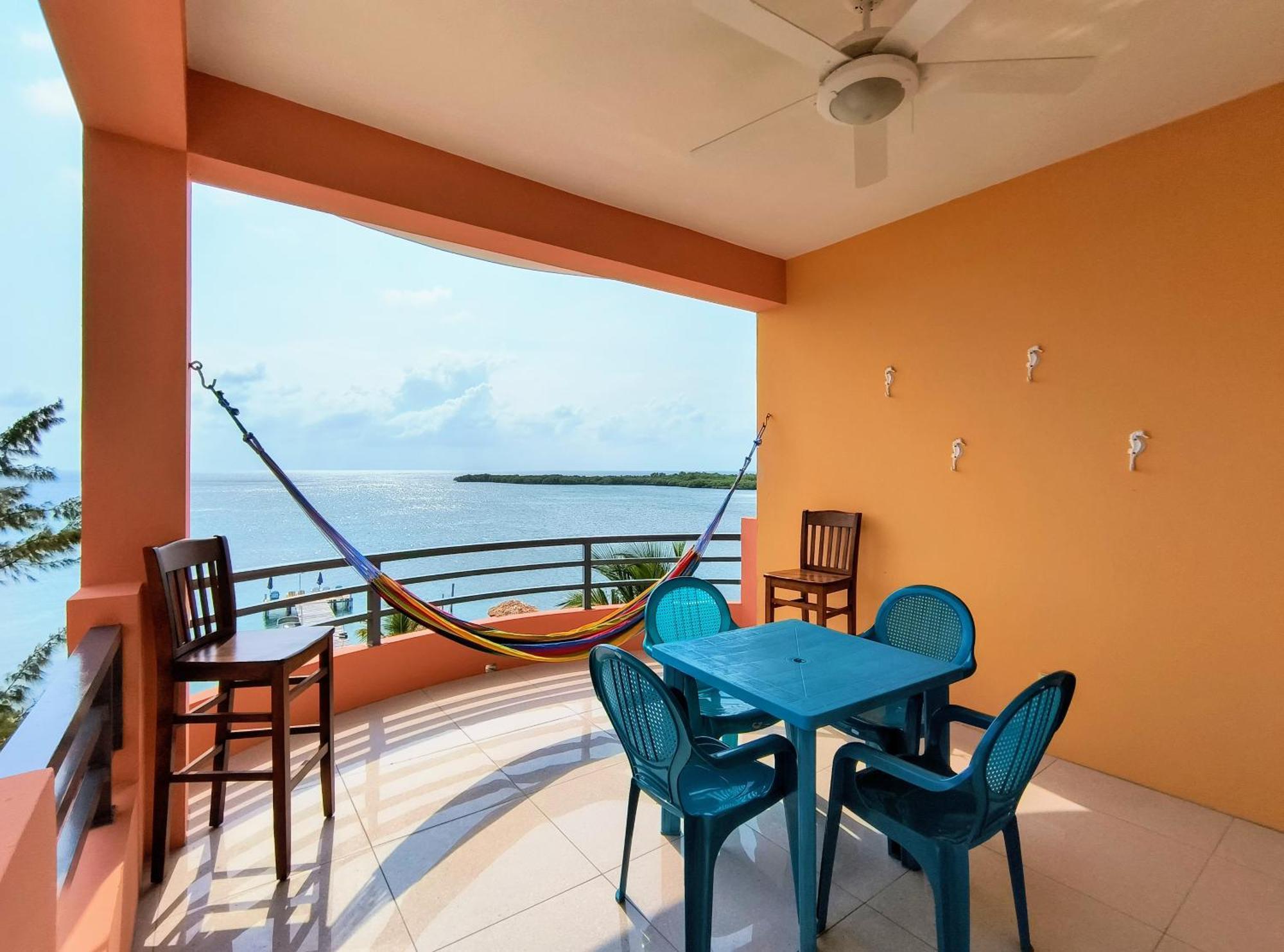 Bay Towers Aparthotel Caye Caulker Bagian luar foto